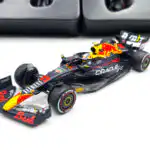 Sergio Checo Perez Pits Diorama Red Bull Racing Mini GT 1/64 - Imagen 8